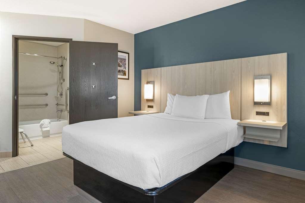 Best Western Plus Lafayette Hotel University Area Room photo